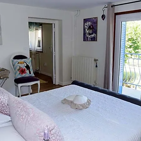Les Bessonnes Oda ve Kahvaltı 4*